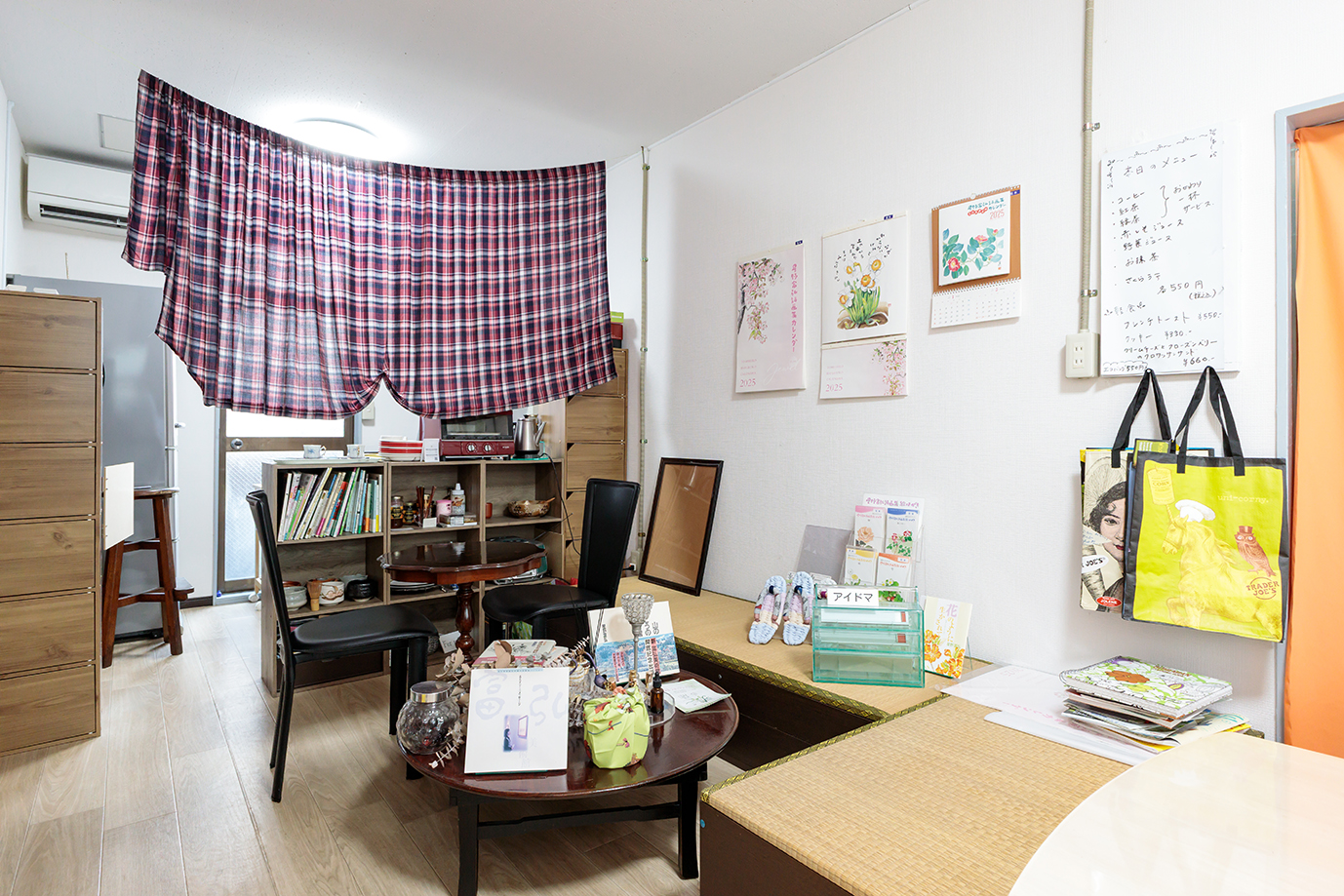 株式会社アイドマ 「aidmaブックカフェ」の店内