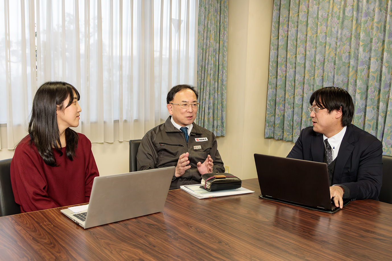 株式会社奈良機械製作所　営業部 販売促進グループ　紺谷氏、取締役 営業部 部長 丸山氏、石井アドバイザー