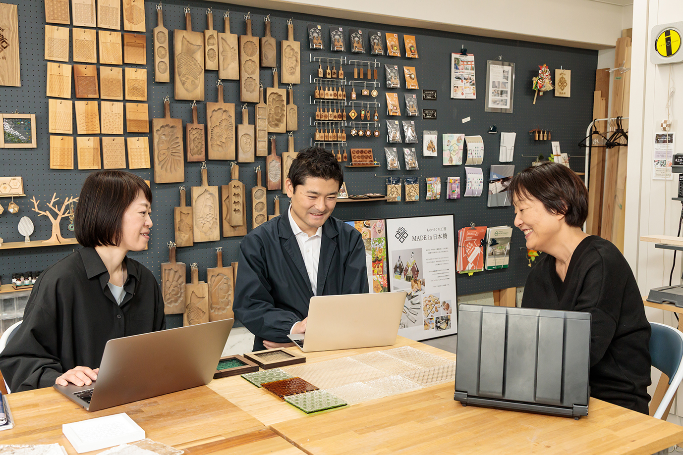 株式会社アスカルデザインプロダクツ　の松丸氏、代表取締役社長　舘野氏、山本アドバイザー