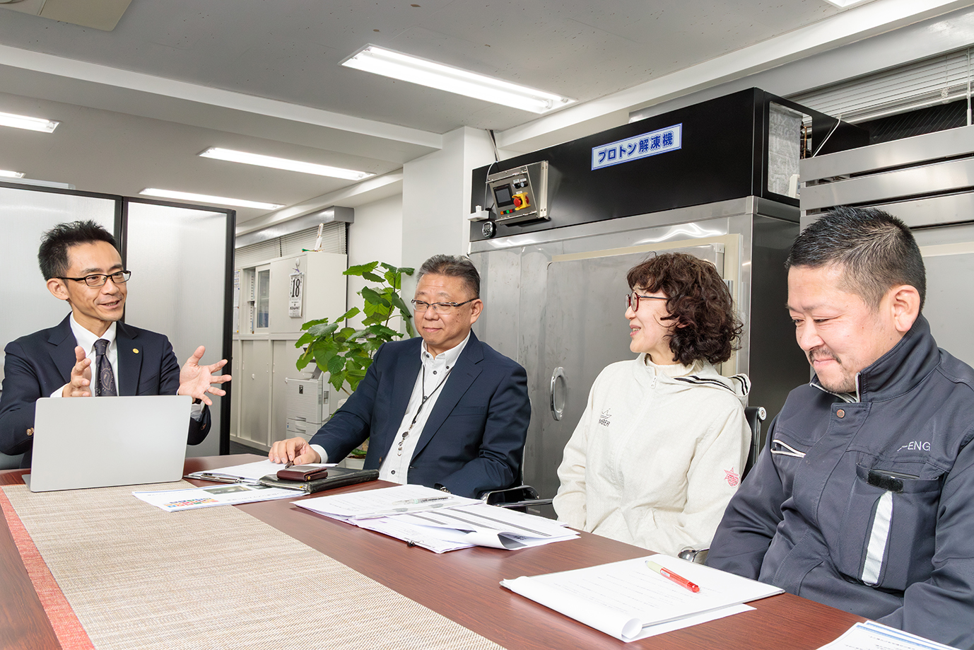 （写真右から）プロトンエンジニアリング株式会社　の　技術担当 橋本さん、デジタル施策の実務担当 宇賀神さん、代表取締役 庄司社長 と溝呂木アドバイザー