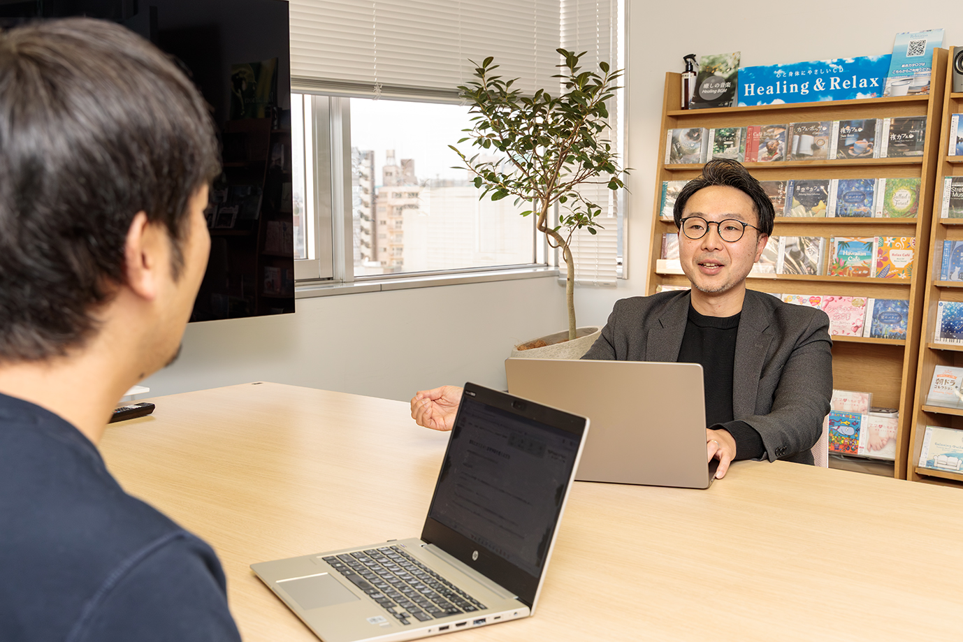 千嶋マネージャーと松田アドバイザーのミーティングの様子