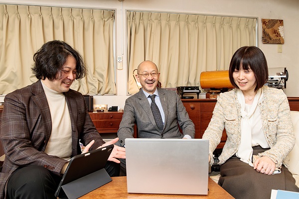 右から有限会社エムズシステム取締役COO河西さん、三浦社長、坂本アドバイザー