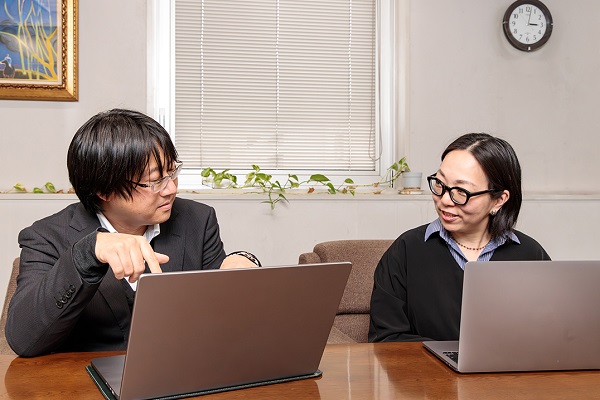 望月印刷株式会社の赤松さんと石井アドバイザー